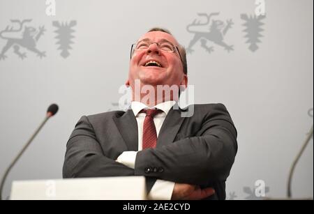 Lübeck, Deutschland. 06 Dez, 2019. 06 Dezember 2019, Schleswig-Holstein, Lübeck: Boris Pistorius (SPD), Innenminister von Niedersachsen, sitzt lachend bei der abschließenden Pressekonferenz der Innenministerkonferenz. Am letzten Tag der Konferenz werden Themen wie Kriminalität und Migration Politik auf der Tagesordnung. Quelle: dpa Picture alliance/Alamy leben Nachrichten Stockfoto