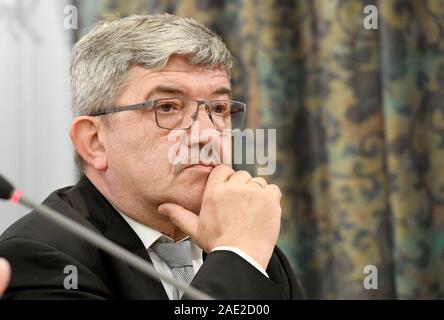 Lübeck, Deutschland. 06 Dez, 2019. 06 Dezember 2019, Schleswig-Holstein, Lübeck: Lorenz Caffier (CD), Innenminister von Mecklenburg-Vorpommern, sitzt bei der abschließenden Pressekonferenz der Innenministerkonferenz. Am letzten Tag der Konferenz werden Themen wie Kriminalität und Migration Politik auf der Tagesordnung. Quelle: dpa Picture alliance/Alamy leben Nachrichten Stockfoto