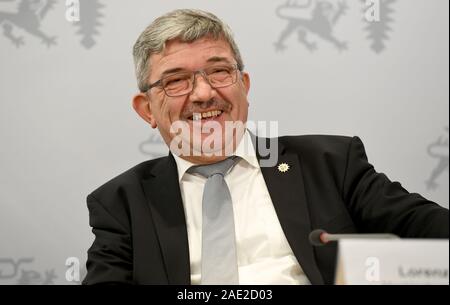 Lübeck, Deutschland. 06 Dez, 2019. 06 Dezember 2019, Schleswig-Holstein, Lübeck: Lorenz Caffier (CDU), Innenminister von Mecklenburg-Vorpommern, sitzt bei der abschließenden Pressekonferenz der Innenministerkonferenz. Am letzten Tag der Konferenz werden Themen wie Kriminalität und Migration Politik auf der Tagesordnung. Quelle: dpa Picture alliance/Alamy leben Nachrichten Stockfoto