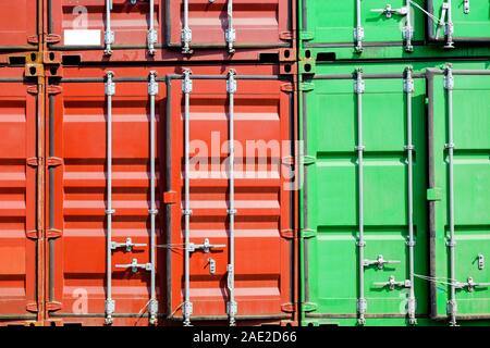 Close-up Container, ein Lager für die Verpackung für das Produkt auf dem Boden und Wasser weg, Versand und Logistik Systeme zu transportieren. Stockfoto