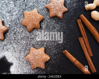 Essen Hintergrund mit weihnachtlichen Gewürzen auf dunklem Schiefer, Stein oder Beton Hintergrund. Ansicht von oben mit der Kopie. Stockfoto