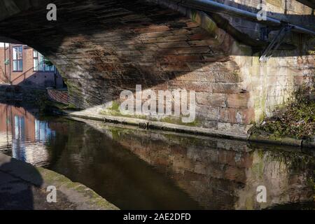 Maghull, Merseyside, UK Kanalbrücke auf Leeds Liverpool canal Die Leeds und Liverpool Canal ist ein Kanal, im Norden Englands, zwischen den Städten Leeds und Liverpool. Über eine Distanz von 127 Meilen, sie kreuzt die Pennines, und umfasst 91 Schleusen auf der Hauptleitung. Stockfoto