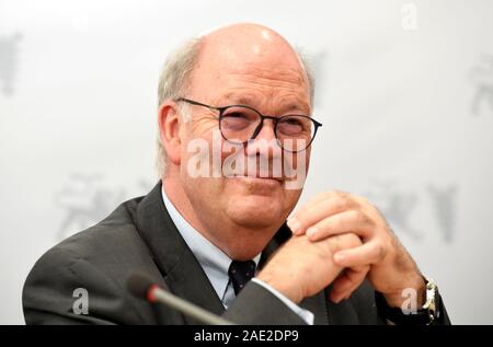 Lübeck, Deutschland. 06 Dez, 2019. 06 Dezember 2019, Schleswig-Holstein, Lübeck: Hans-Joachim Grote (CDU), Innenminister von Schleswig-Holstein, sitzt bei der abschließenden Pressekonferenz der Innenministerkonferenz. Am letzten Tag der Konferenz werden Themen wie Kriminalität und Migration Politik auf der Tagesordnung. Quelle: dpa Picture alliance/Alamy leben Nachrichten Stockfoto