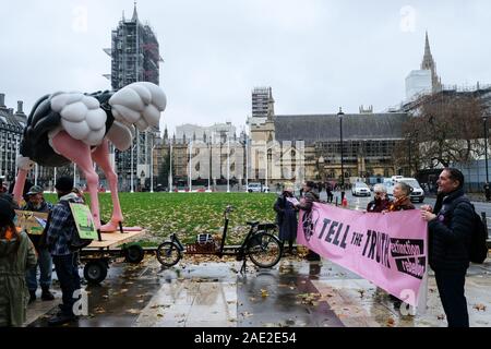 Parliament Square, London, UK. 6. Dezember 2019. Aussterben Rebellion Klimawandel Demonstranten stage' Operation Big Bird' in Westminster. Quelle: Matthew Chattle/Alamy leben Nachrichten Stockfoto