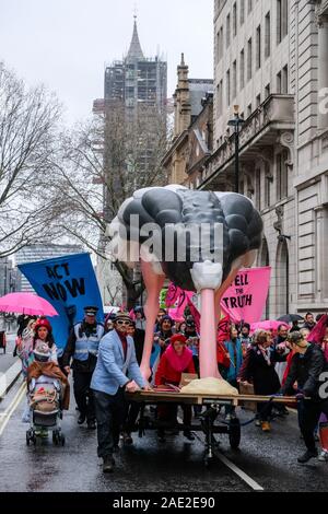 Parliament Square, London, UK. 6. Dezember 2019. Aussterben Rebellion Klimawandel Demonstranten stage' Operation Big Bird' in Westminster. Quelle: Matthew Chattle/Alamy leben Nachrichten Stockfoto