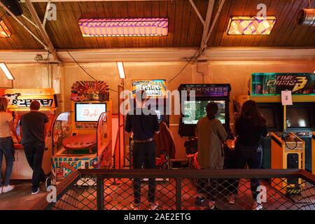 Arcade-Spiele TonTon Club, Amsterdam, Niederlande. Stockfoto