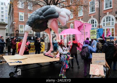Matthew Parker Street, London, UK. 6. Dezember 2019. Außerhalb der Konservativen Partei HQ. Aussterben Rebellion Klimawandel Demonstranten stage' Operation Big Bird' in Westminster. Quelle: Matthew Chattle/Alamy leben Nachrichten Stockfoto