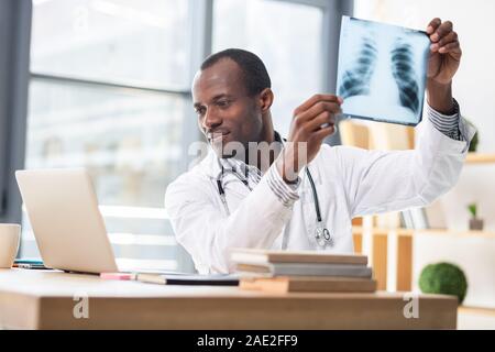 Stattliche männliche Person holding Kunststoff Bild Stockfoto