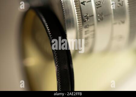 Extreme Nahaufnahme von altem Filtergewinde oder Filterring und silbernem manuellen russischen Kameraobjektiv. Stockfoto