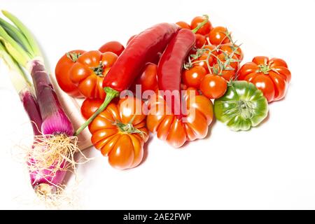 Nahaufnahme der verschiedenen Arten von Gemüse aus Italien, typisch für die mediterrane Diät, wie Tomaten, frische Zwiebel Tropea (Kalabrien) und sizilianischen Spi Stockfoto