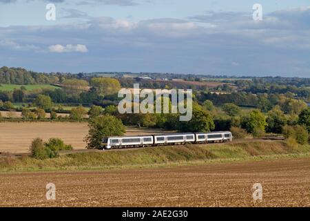 Ein Chiltern Railways Class 168 Clubman diesel multiple Unit in Richtung Norden, in der Nähe von Clattercote Behälter. Stockfoto