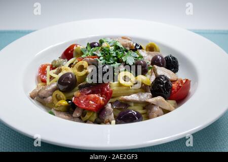 Spaghetti mit Soße bestehend aus: Mittelmeer Thunfisch, Kapern, Oliven, sizilianischen Chili, Kirschtomaten und einer Prise Petersilie Stockfoto