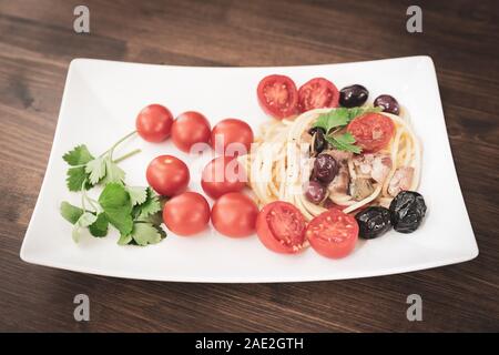 Spaghetti mit Soße bestehend aus: Mittelmeer Thunfisch, Kapern, Oliven, sizilianischen Chili, Kirschtomaten und einer Prise Petersilie Stockfoto