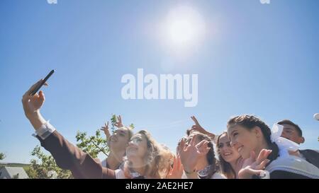 Happy High School Absolventen nehmen ein selfie an einem sonnigen Tag. Stockfoto