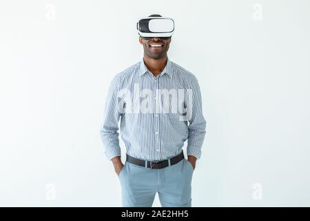 Positive afro americn Mann mit VR-Brille Stockfoto