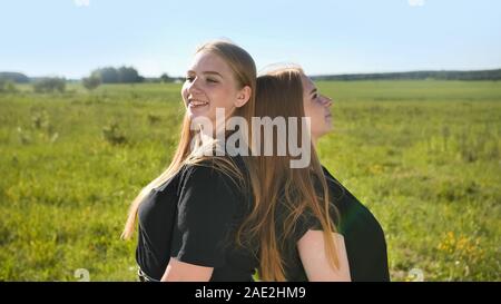 Portrait von zwei Zwillingsschwestern im Feld An einem warmen Sommertag Stockfoto