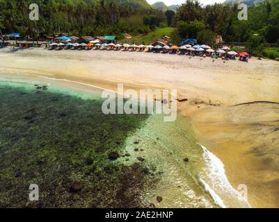 Luftaufnahme des Crsytal Bay Küste und Strand, Nusa Penida Insel, Indonesien Stockfoto