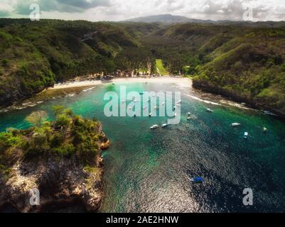 Luftaufnahme des Crsytal Bay Küste und Strand, Nusa Penida Insel, Indonesien Stockfoto