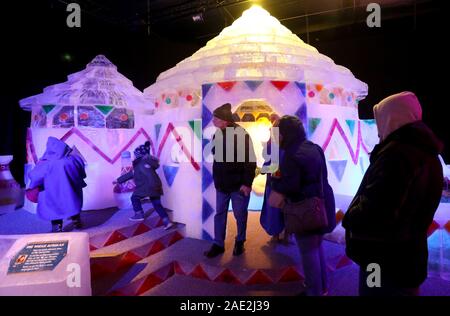 Rovershagen, Deutschland. 06 Dez, 2019. 06 Dezember 2019, Mecklenburg-Vorpommern, Rövershagen: Nach der Eröffnung der 17. Ice World in Karls Erlebnis-Dorf, Besucher sind auf dem Weg zu der Ausstellung "Afrika - Expedition zum Kilimanjaro' vor der Ice Hotel. 25 Künstler aus 12 Ländern verarbeitet ca. 300 Tonnen Eis aus einem polnischen Ice Factory. Die Ausstellung ist geöffnet bis 01.11.2020. Quelle: dpa Picture alliance/Alamy leben Nachrichten Stockfoto