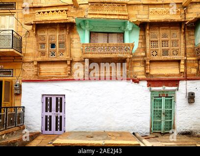 Architektur der alten Haveli an der schmalen Straße von Jaisalmer mit weißen Wand, Rajasthan, Indien Stockfoto