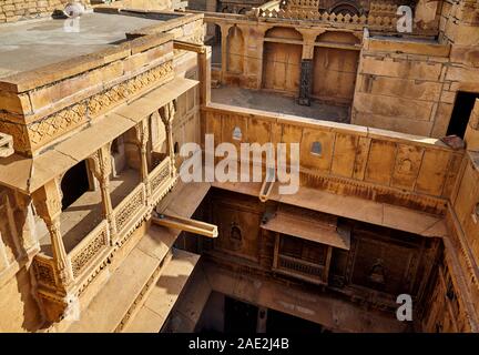 Architektur der alten Haveli Blick vom Dach in Jaisalmer, Rajasthan, Indien Stockfoto