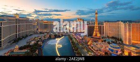 Las Vegas Strip zum Sonnenuntergang gesehen Stockfoto