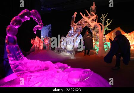 Rovershagen, Deutschland. 06 Dez, 2019. 06 Dezember 2019, Mecklenburg-Vorpommern, Rövershagen: Nach der Eröffnung der 17. Ice World in Karls Erlebnis-Dorf, Besucher sind auf dem Weg zu der Ausstellung "Afrika - Expedition zum Kilimanjaro". 25 Künstler aus 12 Ländern verarbeitet ca. 300 Tonnen Eis aus einem polnischen Ice Factory. Die Ausstellung ist geöffnet bis 01.11.2020. Quelle: dpa Picture alliance/Alamy leben Nachrichten Stockfoto