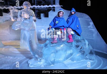 Rovershagen, Deutschland. 06 Dez, 2019. 06 Dezember 2019, Mecklenburg-Vorpommern, Rövershagen: Nach der Eröffnung der 17. ice World in Karl's Erlebnis Dorf, Anna und Saneena (5 und 7) sitzen auf ein Eis Kamel in der Ausstellung "Afrika - Expedition zum Kilimanjaro". 25 Künstler aus 12 Ländern verarbeitet ca. 300 Tonnen Eis aus einem polnischen Ice Factory. Die Ausstellung ist geöffnet bis 01.11.2020. Quelle: dpa Picture alliance/Alamy leben Nachrichten Stockfoto