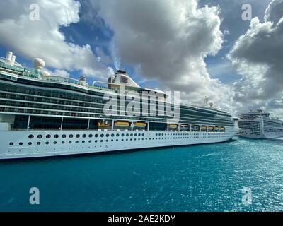 Aruba -11/4/19: Die Serenade of the Seas der Royal Caribbean Cruise Line Kreuzfahrtschiff auf der karibischen Insel Aruba an einem sonnigen Tag mit blauen Himmel angedockt. Stockfoto