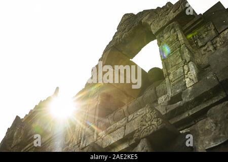 (Selektive Fokus) einen atemberaubenden Blick auf den Borobudur Tempel mit Buddha Statue bei einem wunderschönen Sonnenaufgang. Stockfoto