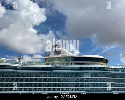 Aruba -11/4/19: Die Serenade of the Seas der Royal Caribbean Cruise Line Kreuzfahrtschiff auf der karibischen Insel Aruba an einem sonnigen Tag mit blauen Himmel angedockt. Stockfoto