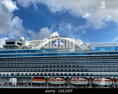 Aruba -11/4/19: Die Crown Princess Kreuzfahrt Schiff, ist durch die Carnival Corporation, angedockt an Aruba an einem sonnigen Tag mit blauem Himmel. Stockfoto