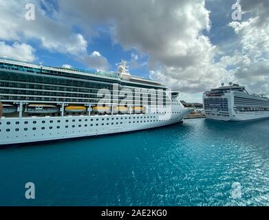 Aruba -11/4/19: Die Serenade of the Seas der Royal Caribbean Cruise Line Kreuzfahrtschiff auf der karibischen Insel Aruba an einem sonnigen Tag mit blauen Himmel angedockt. Stockfoto