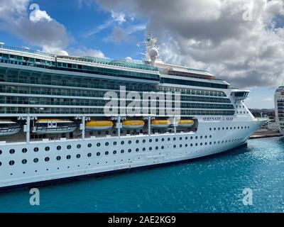 Aruba -11/4/19: Die Serenade of the Seas der Royal Caribbean Cruise Line Kreuzfahrtschiff auf der karibischen Insel Aruba an einem sonnigen Tag mit blauen Himmel angedockt. Stockfoto