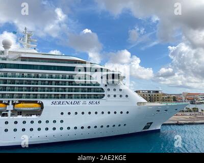 Aruba -11/4/19: Die Serenade of the Seas der Royal Caribbean Cruise Line Kreuzfahrtschiff auf der karibischen Insel Aruba an einem sonnigen Tag mit blauen Himmel angedockt. Stockfoto