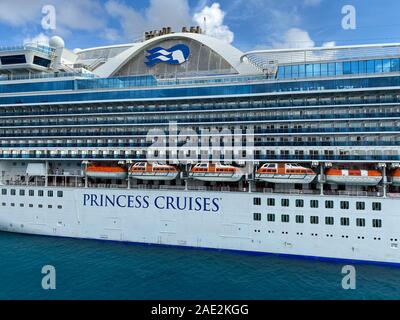 Aruba -11/4/19: Die Crown Princess Kreuzfahrt Schiff, ist durch die Carnival Corporation, angedockt an Aruba an einem sonnigen Tag mit blauem Himmel. Stockfoto