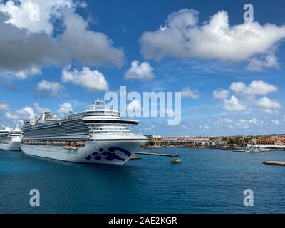 Aruba -11/4/19: Die Crown Princess Kreuzfahrt Schiff, ist durch die Carnival Corporation, angedockt an Aruba an einem sonnigen Tag mit blauem Himmel. Stockfoto