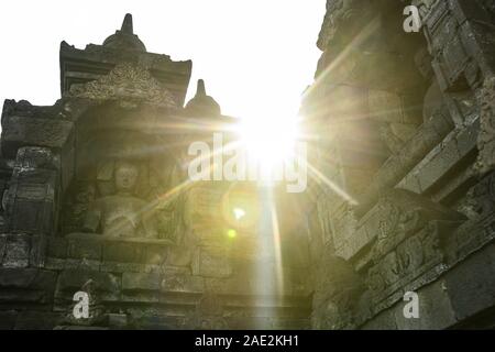 (Selektive Fokus) einen atemberaubenden Blick auf den Borobudur Tempel mit Buddha Statuen bei einem wunderschönen Sonnenaufgang. Stockfoto