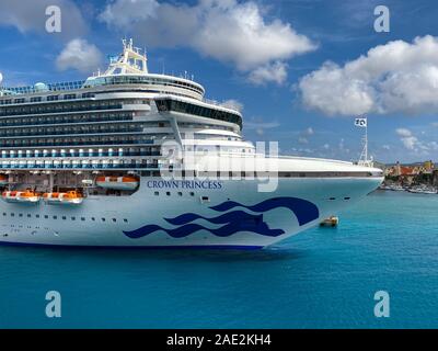 Aruba -11/4/19: Die Crown Princess Kreuzfahrt Schiff, ist durch die Carnival Corporation, angedockt an Aruba an einem sonnigen Tag mit blauem Himmel. Stockfoto