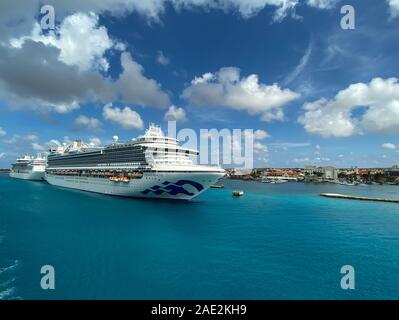 Aruba -11/4/19: Die Crown Princess Kreuzfahrt Schiff, ist durch die Carnival Corporation, angedockt an Aruba an einem sonnigen Tag mit blauem Himmel. Stockfoto