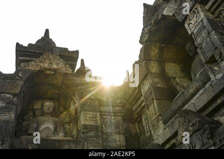 (Selektive Fokus) einen atemberaubenden Blick auf den Borobudur Tempel mit Buddha Statuen bei einem wunderschönen Sonnenaufgang. Stockfoto