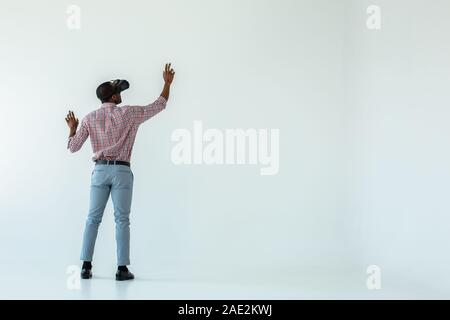 Die volle Länge eines angenehmen afro-amerikanische Mann im VR-Brille Stockfoto