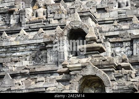 (Selektive Fokus) einen atemberaubenden Blick auf den Borobudur Tempel mit schönen relief Panels und Buddha Statuen geschmückt. Stockfoto