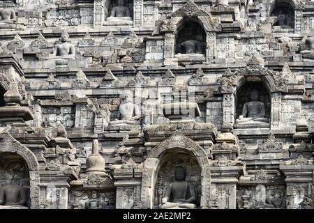 (Selektive Fokus) einen atemberaubenden Blick auf den Borobudur Tempel mit schönen relief Panels und Buddha Statuen geschmückt. Stockfoto