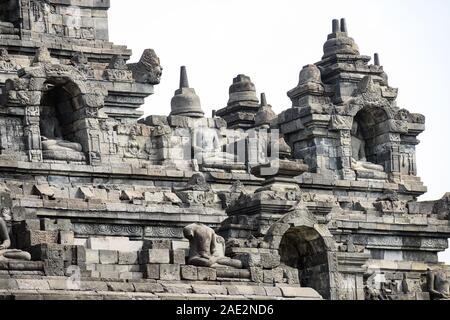 (Selektive Fokus) einen atemberaubenden Blick auf den Borobudur Tempel mit schönen relief Panels und Buddha Statuen geschmückt. Stockfoto