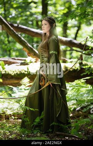 Elf Frau in einem grünen Kleid im Wald Stockfoto