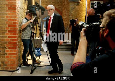 Labour-führer Jeremy Corbyn nimmt an einer Pressekonferenz in London, während auf dem allgemeinen Wahlkampagne Trail. Stockfoto