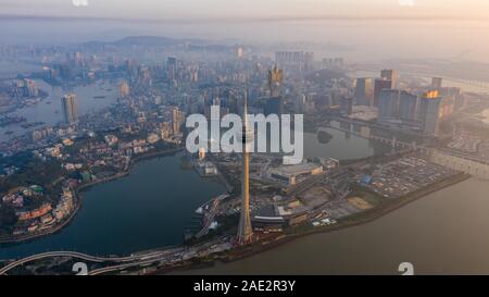 Macao. Nov, 2019 18. Luftaufnahme auf Nov. 18, 2019 zeigt den Macau Tower, Sai Van See und Nam Van See in South China Macau berücksichtigt. Credit: Cheong kam Ka/Xinhua/Alamy leben Nachrichten Stockfoto