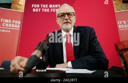 Labour-führer Jeremy Corbyn nimmt an einer Pressekonferenz in London, während auf dem allgemeinen Wahlkampagne Trail. Stockfoto