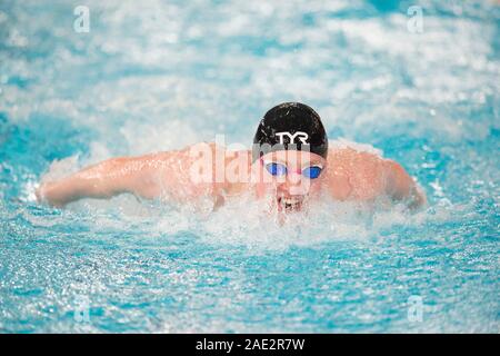 Großbritanniens Max Litchfield in der Männer 200 m Individuelle Medley konkurrierenden heizt während Tag drei der Europäischen kurzen Kurs Schwimmen Meisterschaften in Tollcross International Swimming Centre, Glasgow. Stockfoto